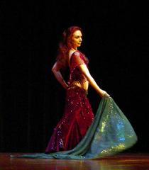 Piper's lyrical and dynamic veil dancing at Belly Dance Magic 2007 3052D